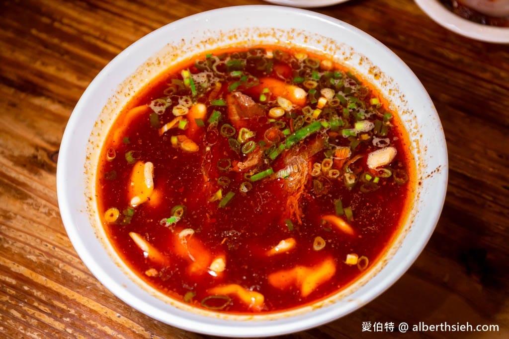 新竹新豐老兄牛肉麵：在地老饕大推！濃郁湯頭，油豆腐好吃
