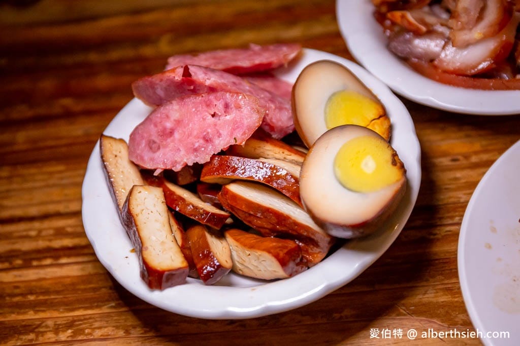 新竹新豐老兄牛肉麵：在地老饕大推！濃郁湯頭，油豆腐好吃