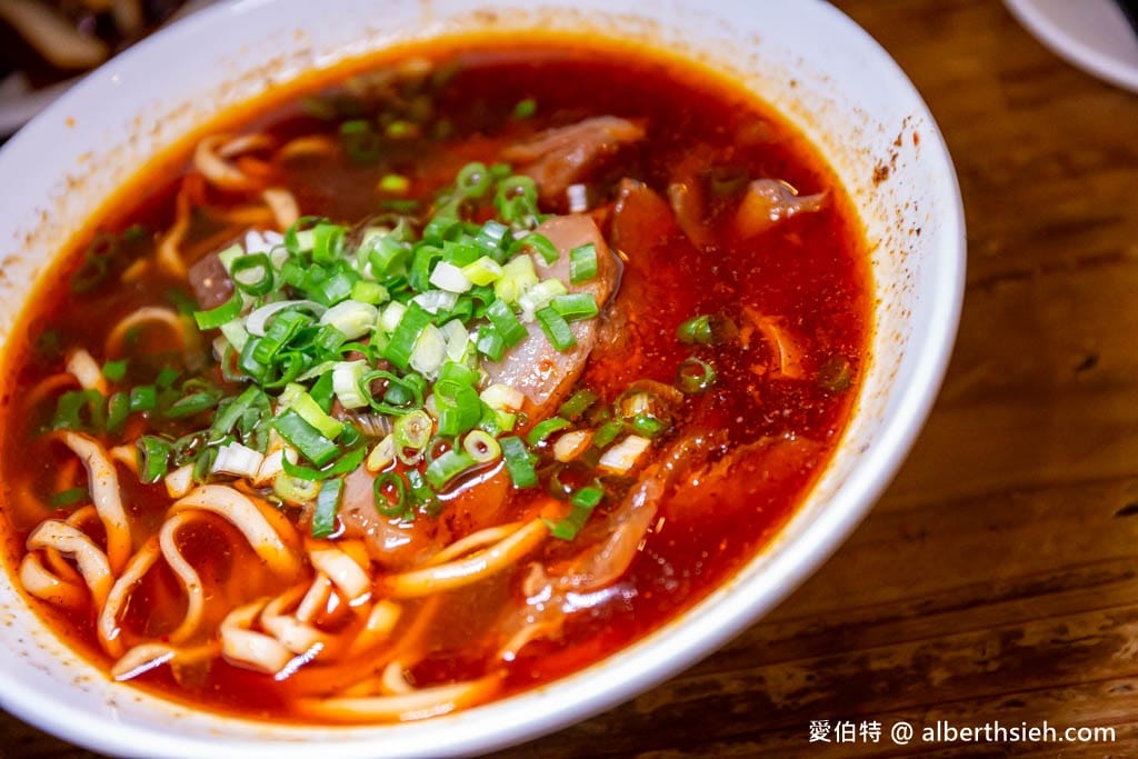新竹新豐老兄牛肉麵：在地老饕大推！濃郁湯頭，油豆腐好吃