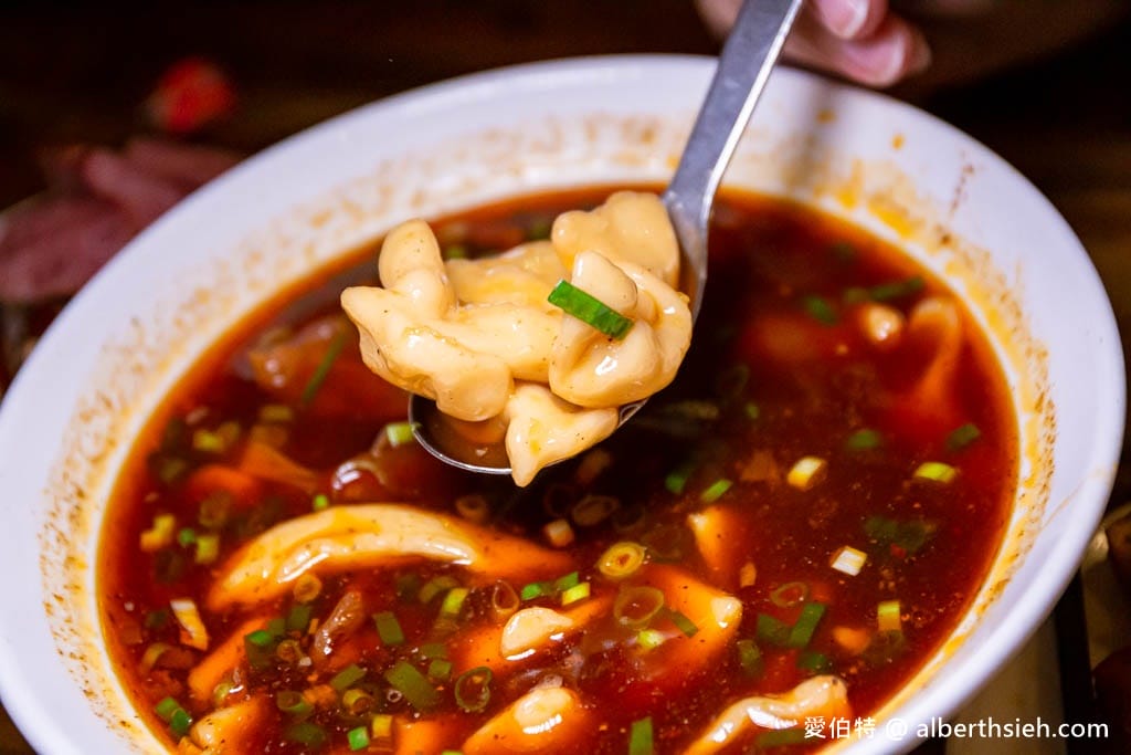 新竹新豐老兄牛肉麵：在地老饕大推！濃郁湯頭，油豆腐好吃