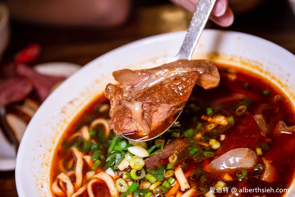 新竹新豐老兄牛肉麵：在地老饕大推！濃郁湯頭，油豆腐好吃