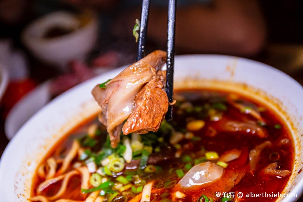 新竹新豐老兄牛肉麵：在地老饕大推！濃郁湯頭，油豆腐好吃