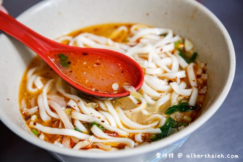 新莊聯邦市場無名榨菜肉絲麵（在地人必推美食榨菜爽脆，湯頭清爽添加辣醬超對味）
