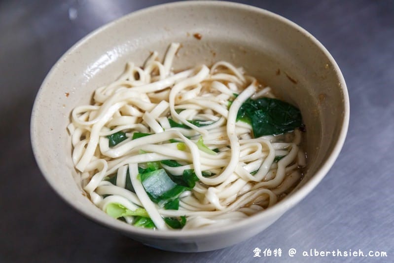 新莊聯邦市場無名榨菜肉絲麵（在地人必推美食榨菜爽脆，湯頭清爽添加辣醬超對味）