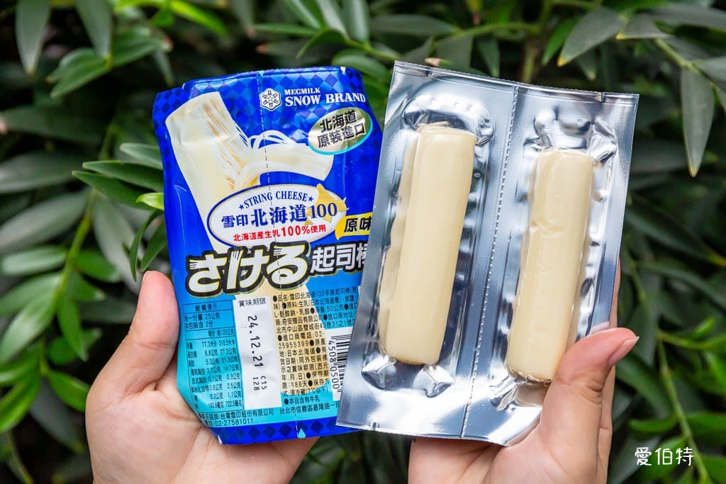 全聯小孩點心推薦．雪印北海道100起司棒（可以手撕，口感Q彈還帶有濃郁的奶味）
