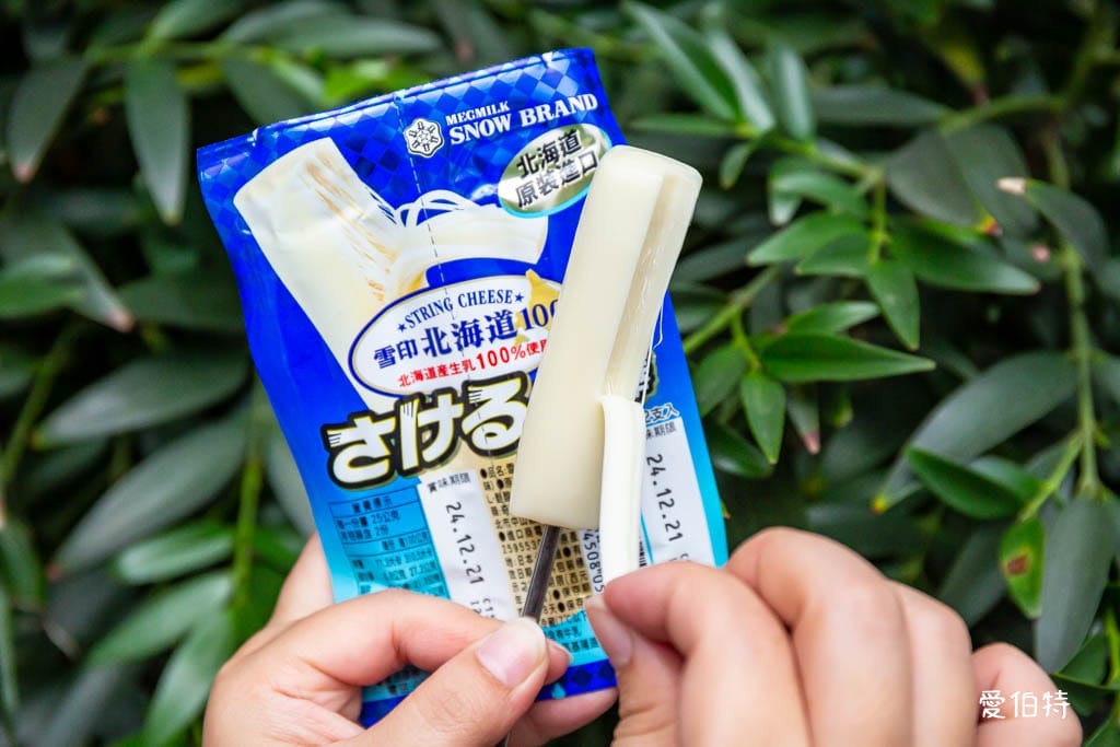 全聯小孩點心推薦．雪印北海道100起司棒（可以手撕，口感Q彈還帶有濃郁的奶味）