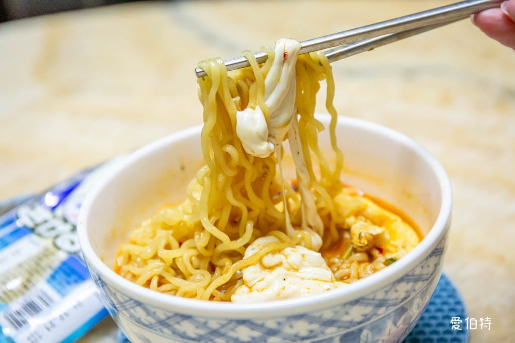 全聯小孩點心推薦．雪印北海道100起司棒（可以手撕，口感Q彈還帶有濃郁的奶味）
