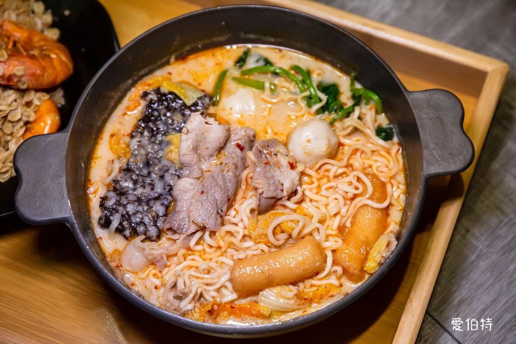 馮羽樓雞肉飯賣所x烏雞飯｜桃園藝文特區美食推薦，豉油雞腿飯必吃 @愛伯特