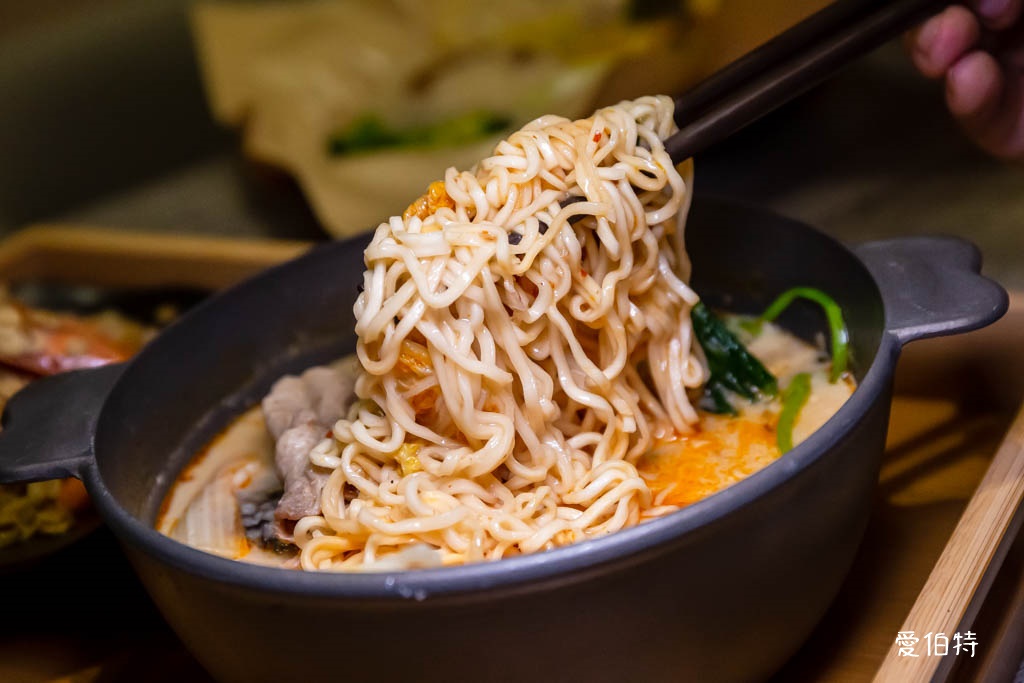 馮羽樓雞肉飯賣所x烏雞飯｜桃園藝文特區美食推薦，豉油雞腿飯必吃 @愛伯特