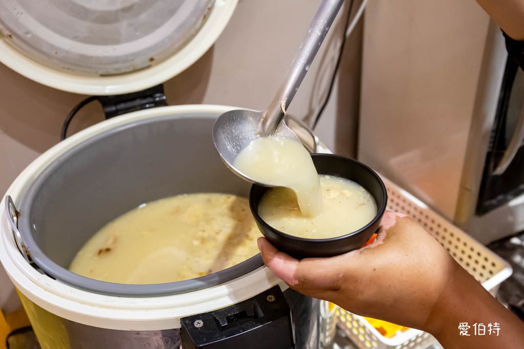馮羽樓雞肉飯賣所x烏雞飯｜桃園藝文特區美食推薦，豉油雞腿飯必吃 @愛伯特