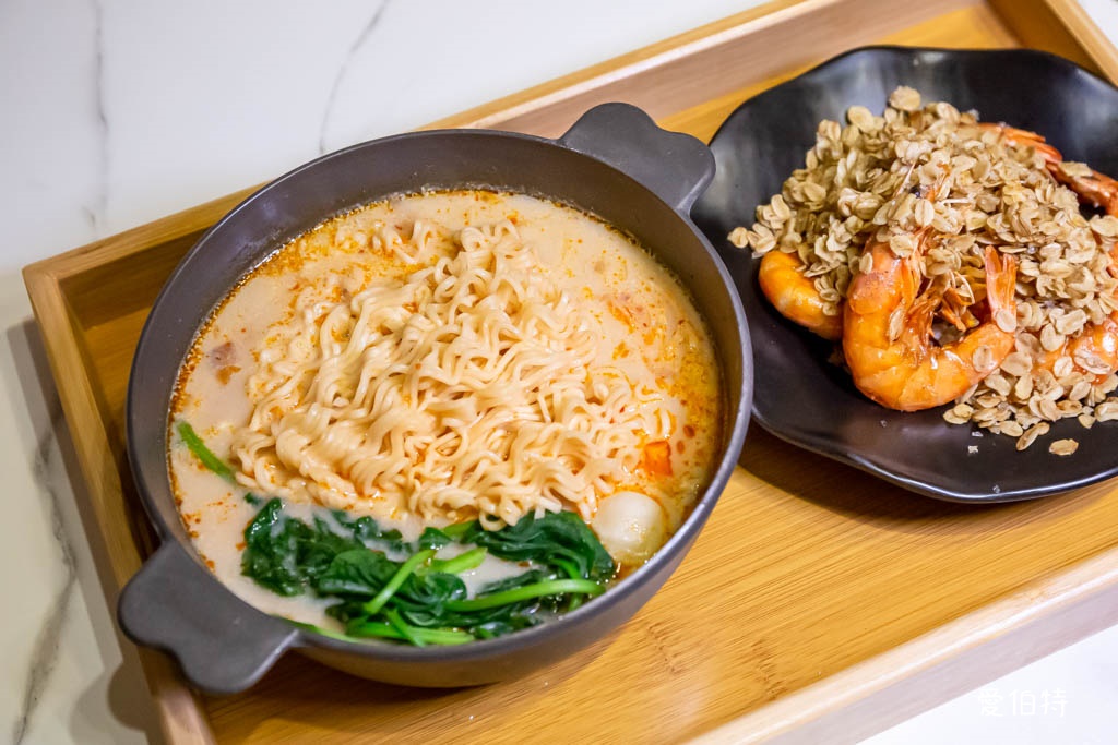 馮羽樓雞肉飯賣所x烏雞飯｜桃園藝文特區美食推薦，豉油雞腿飯必吃 @愛伯特