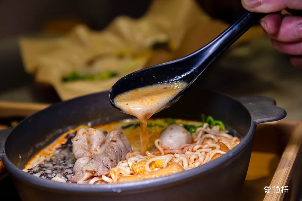 馮羽樓雞肉飯賣所x烏雞飯｜桃園藝文特區美食推薦，豉油雞腿飯必吃 @愛伯特