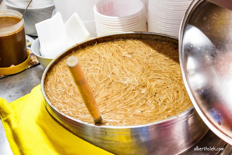 麵線王｜桃園南平市場美食（滷小腸入味好吃辣椒必添加）