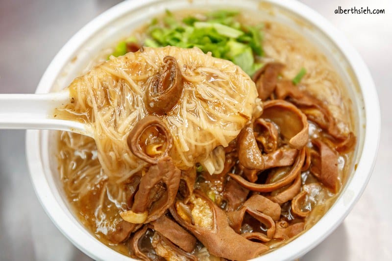 麵線王｜桃園南平市場美食（滷小腸入味好吃辣椒必添加）