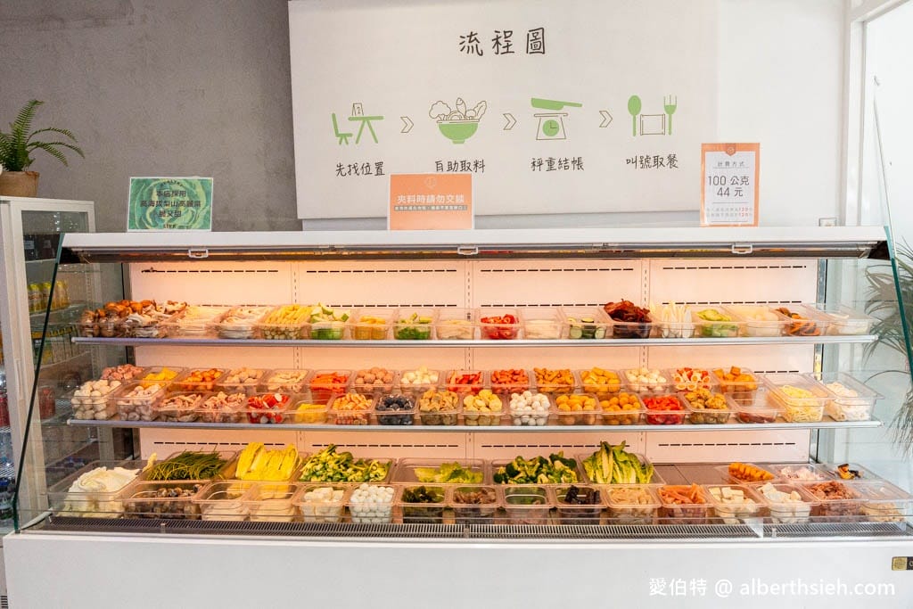 幹麻？豚骨麻辣燙龍潭店，夾多少算多少，乾拌必點，可以喝的湯頭