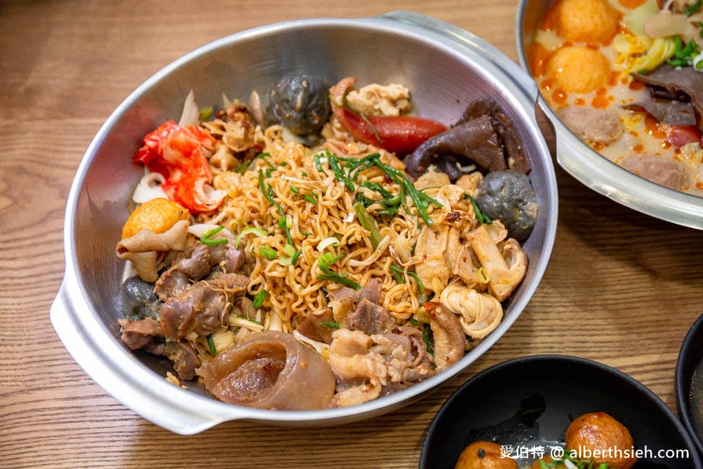 幹麻？豚骨麻辣燙龍潭店，夾多少算多少，乾拌必點，可以喝的湯頭