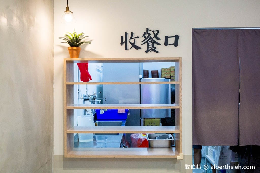 幹麻？豚骨麻辣燙龍潭店，夾多少算多少，乾拌必點，可以喝的湯頭