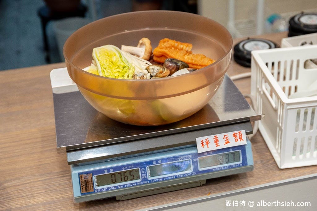 幹麻？豚骨麻辣燙龍潭店，夾多少算多少，乾拌必點，可以喝的湯頭