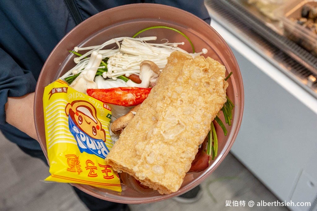 幹麻？豚骨麻辣燙龍潭店，夾多少算多少，乾拌必點，可以喝的湯頭