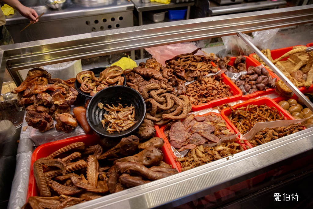 忠貞眷村口米干麻辣滷味｜桃園龍岡美食，鴨翅必吃，牛肉麵也不錯 @愛伯特