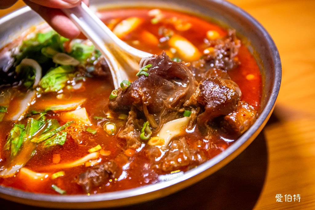 忠貞眷村口米干麻辣滷味｜桃園龍岡美食，鴨翅必吃，牛肉麵也不錯 @愛伯特