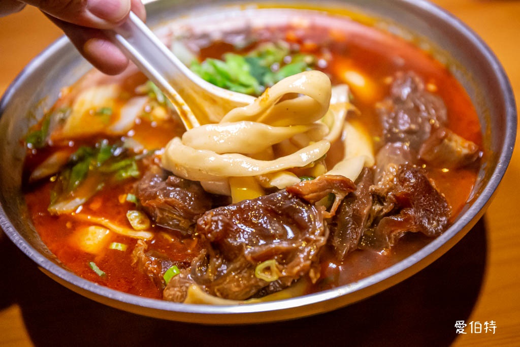 忠貞眷村口米干麻辣滷味｜桃園龍岡美食，鴨翅必吃，牛肉麵也不錯 @愛伯特