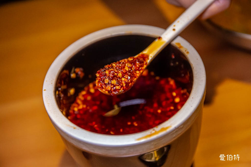 忠貞眷村口米干麻辣滷味｜桃園龍岡美食，鴨翅必吃，牛肉麵也不錯 @愛伯特