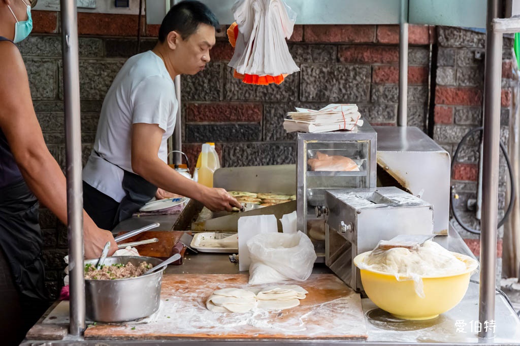 日寶蔥油餅餡餅|中壢夜市必吃,外酥內餡蔥多到炸出來 @愛伯特