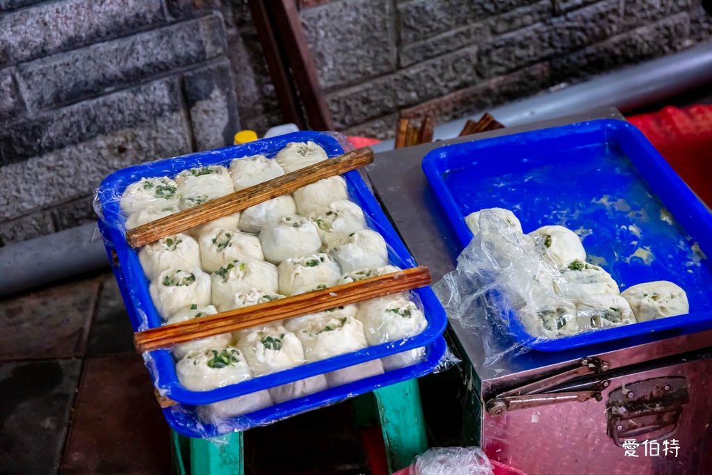 日寶蔥油餅餡餅｜中壢夜市必吃，外酥內餡蔥多到炸出來 @愛伯特