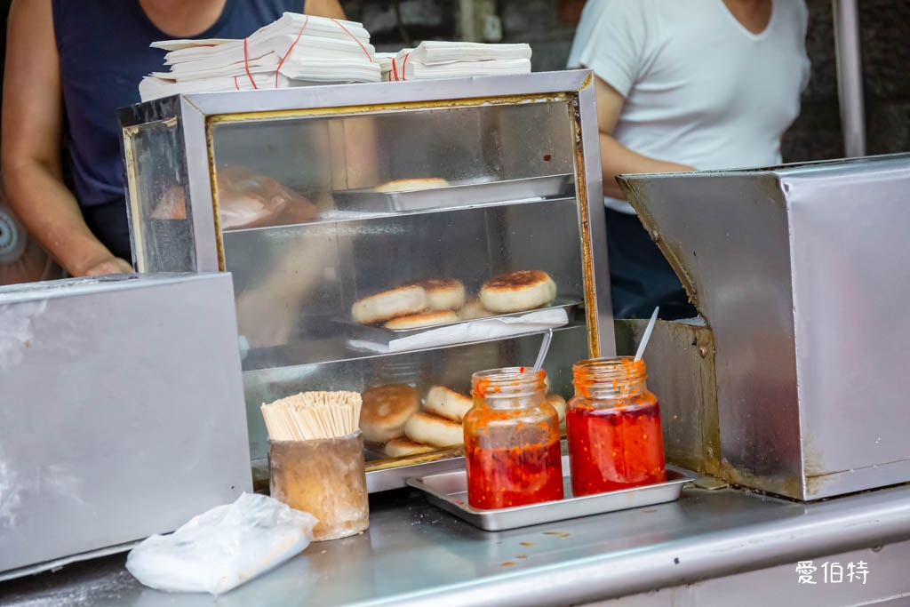 日寶蔥油餅餡餅|中壢夜市必吃,外酥內餡蔥多到炸出來 @愛伯特