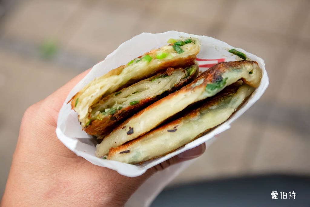 日寶蔥油餅餡餅|中壢夜市必吃,外酥內餡蔥多到炸出來 @愛伯特