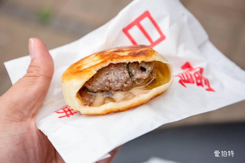 日寶蔥油餅餡餅|中壢夜市必吃,外酥內餡蔥多到炸出來 @愛伯特