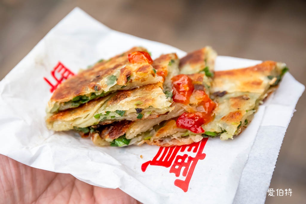 日寶蔥油餅餡餅|中壢夜市必吃,外酥內餡蔥多到炸出來 @愛伯特