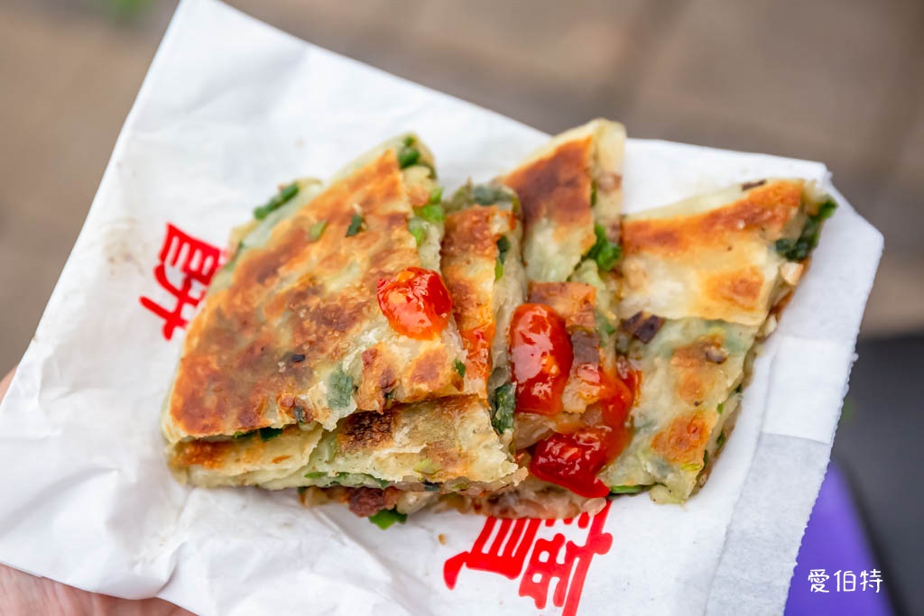 日寶蔥油餅餡餅|中壢夜市必吃,外酥內餡蔥多到炸出來 @愛伯特