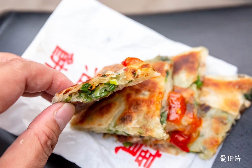 日寶蔥油餅餡餅｜中壢夜市必吃，外酥內餡蔥多到炸出來 @愛伯特