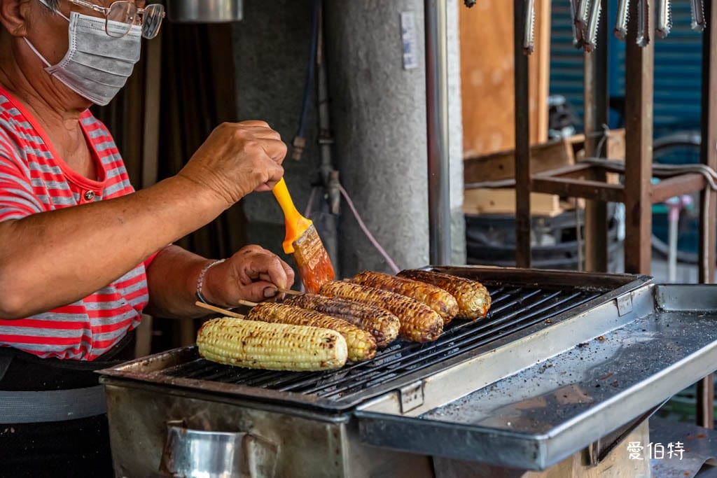 下鄉古早味烤香腸烤玉米｜嘉義六腳美食（在地70年便宜又好吃）