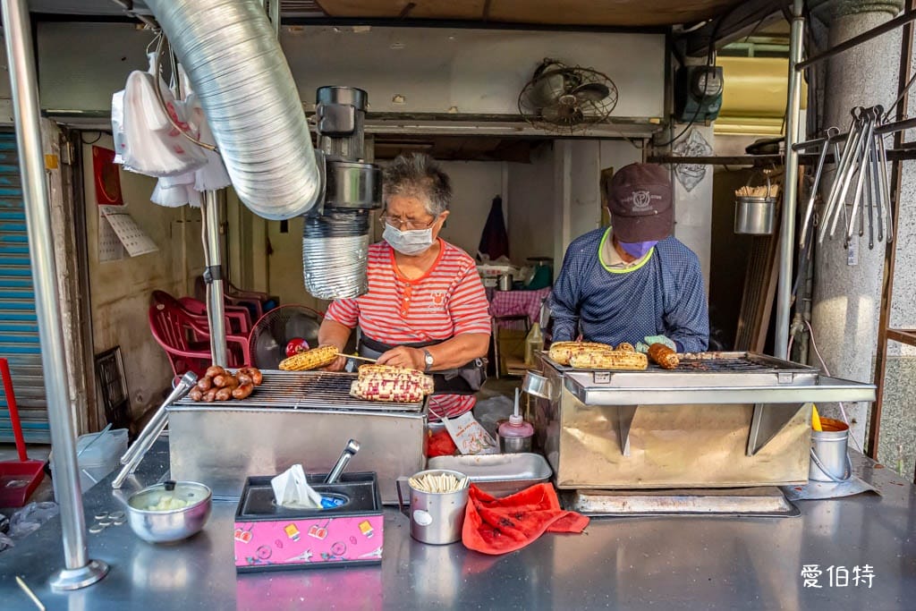 下鄉古早味烤香腸烤玉米｜嘉義六腳美食（在地70年便宜又好吃）