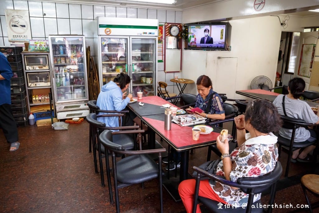 中壢華勛市場美食｜緣生緣早餐店，新疆蛋餅酥脆灑上孜然粉很對味