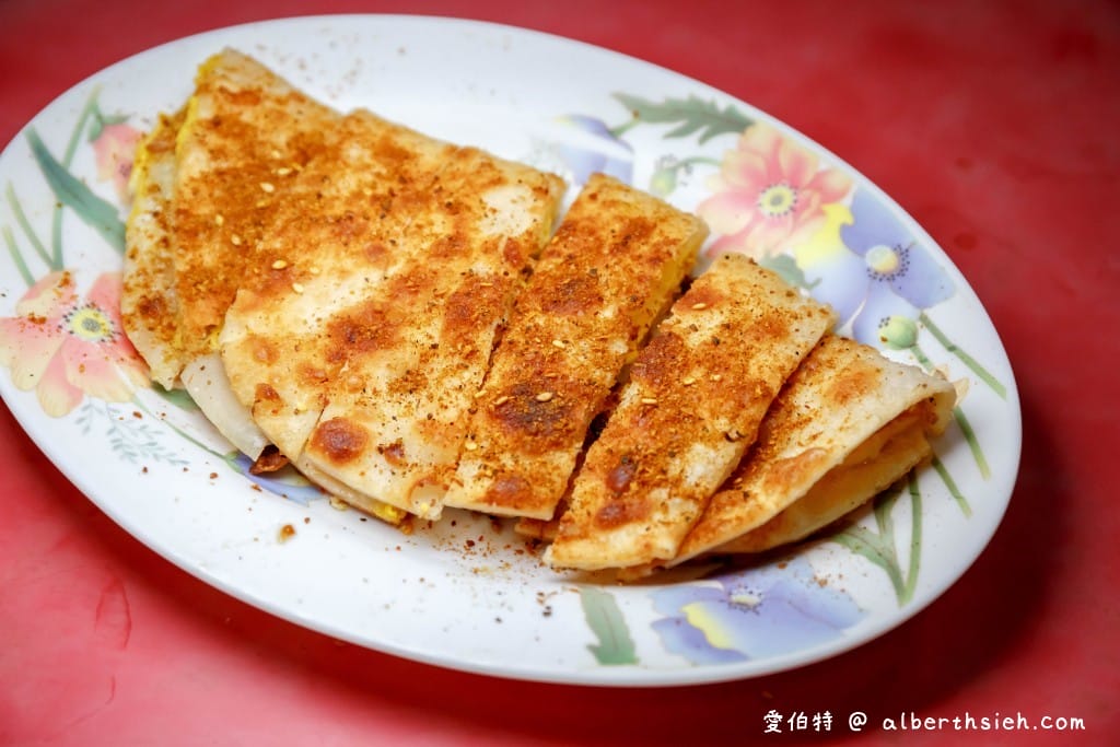 中壢華勛市場美食｜緣生緣早餐店，新疆蛋餅酥脆灑上孜然粉很對味