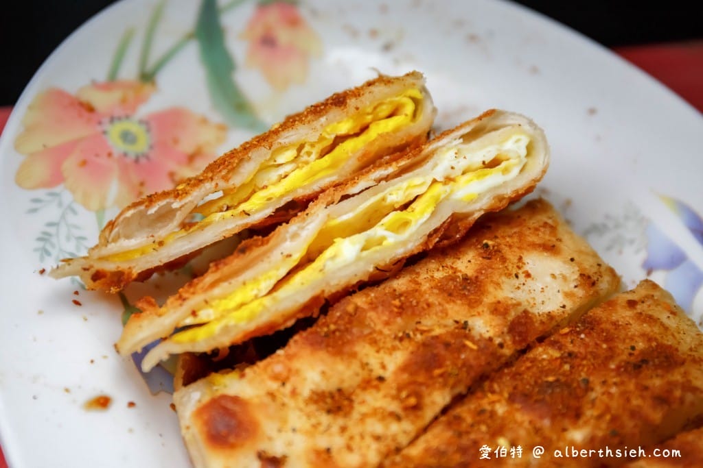 中壢華勛市場美食｜緣生緣早餐店，新疆蛋餅酥脆灑上孜然粉很對味