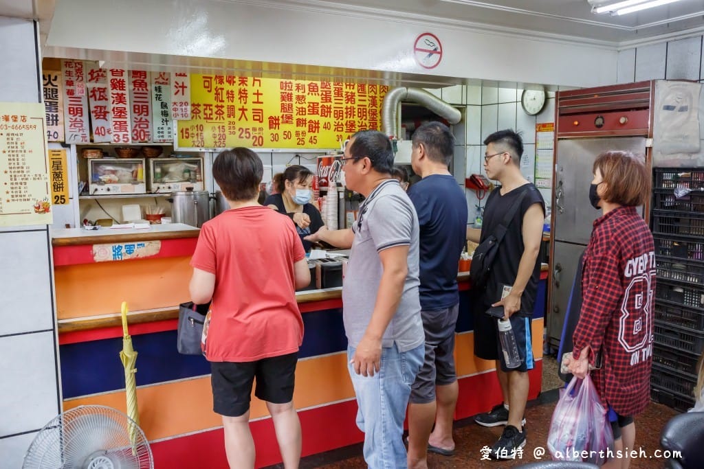 中壢華勛市場美食｜緣生緣早餐店，新疆蛋餅酥脆灑上孜然粉很對味