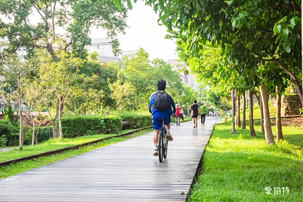 桃園萬大蜜汁炸雞｜大業寶山黃昏市場美食，腿排、雞翅、薯條必點 @愛伯特
