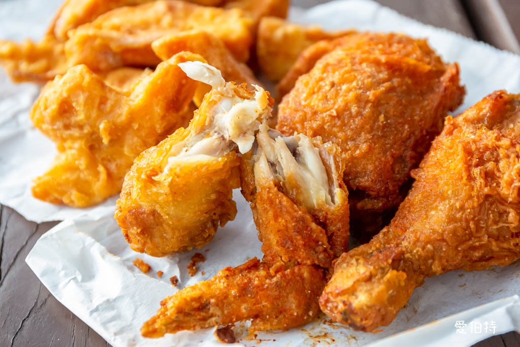 桃園萬大蜜汁炸雞｜大業寶山黃昏市場美食，腿排、雞翅、薯條必點 @愛伯特