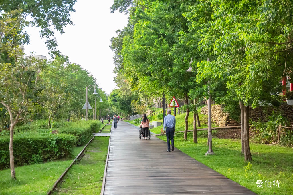 桃園萬大蜜汁炸雞｜大業寶山黃昏市場美食，腿排、雞翅、薯條必點 @愛伯特