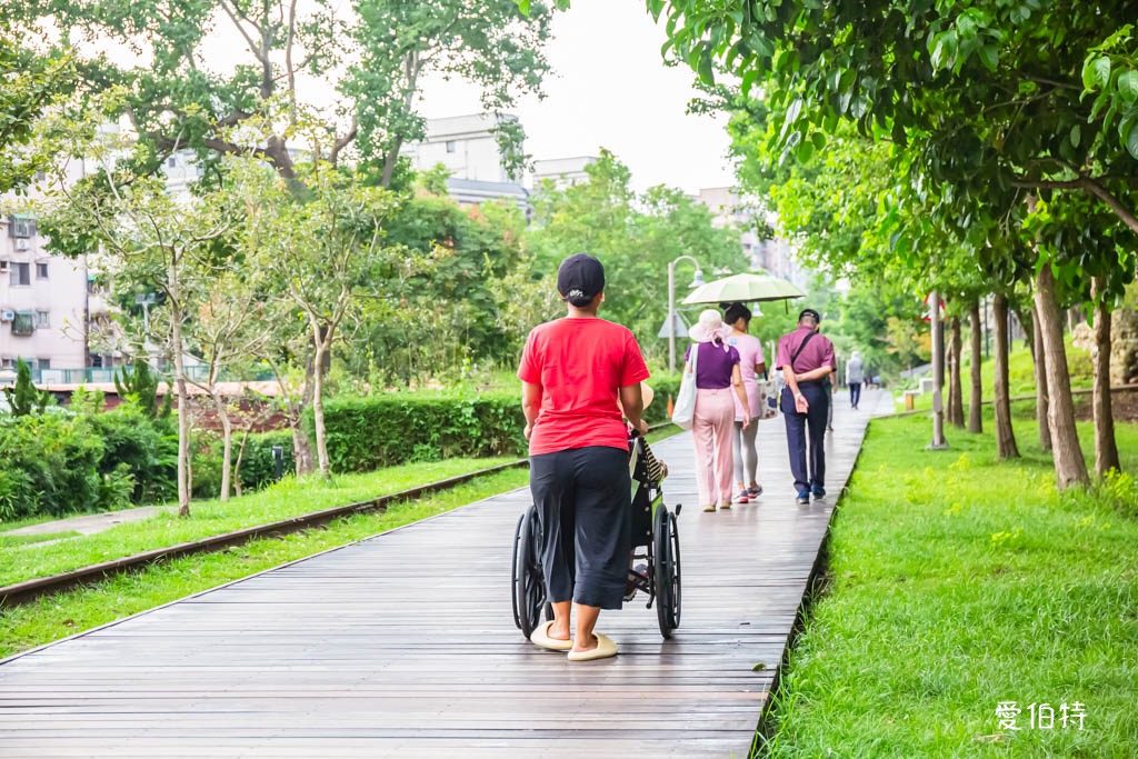 桃園萬大蜜汁炸雞｜大業寶山黃昏市場美食，腿排、雞翅、薯條必點 @愛伯特