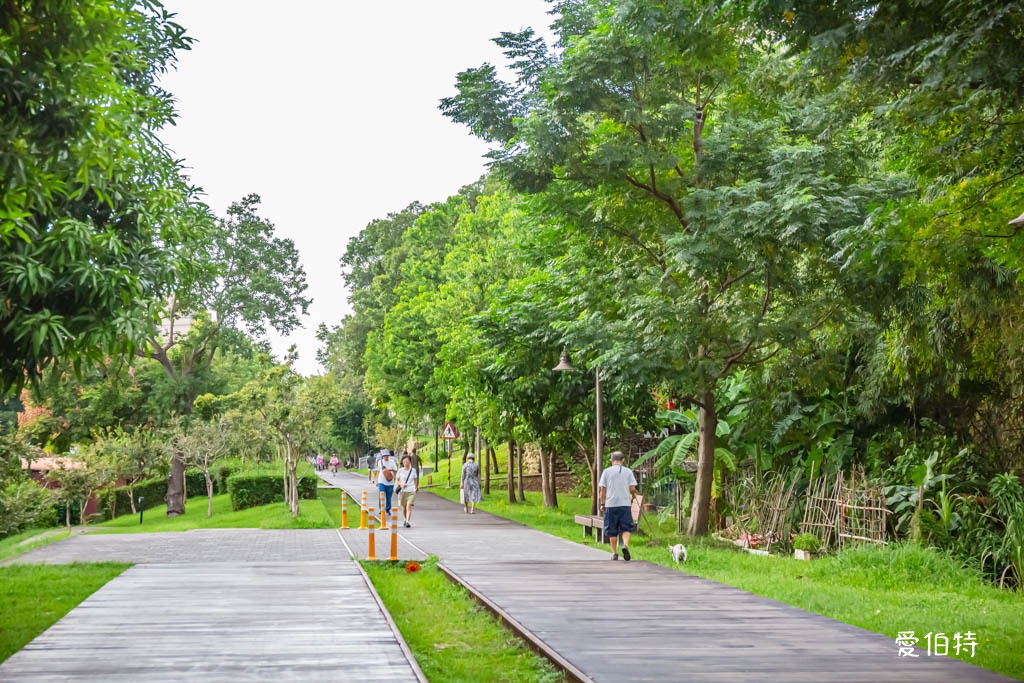 桃園萬大蜜汁炸雞｜大業寶山黃昏市場美食，腿排、雞翅、薯條必點 @愛伯特