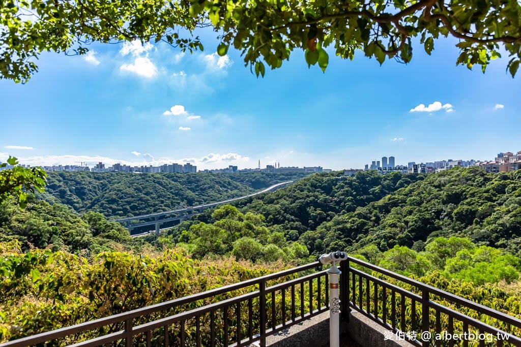 林口仁愛路觀景台（免爬山搭公車就可到，遠眺大台北盆地美景）