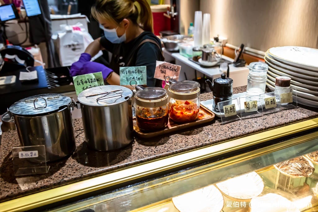 小巷子清燉牛肉麵中壢店｜威尼斯影城旁，湯頭清爽甘甜，滷味配辣椒超讚！