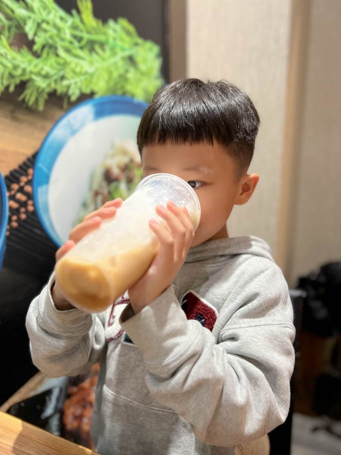 小巷子清燉牛肉麵中壢店｜威尼斯影城旁，湯頭清爽甘甜，滷味配辣椒超讚！