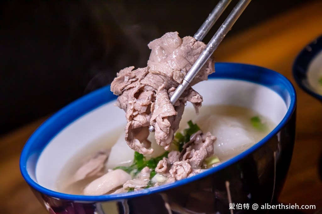 小巷子清燉牛肉麵中壢店｜威尼斯影城旁，湯頭清爽甘甜，滷味配辣椒超讚！
